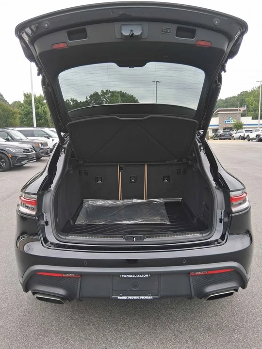 2023 Porsche Macan - Image 5 of 12