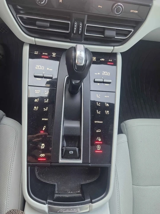 2023 Porsche Macan - Image 16 of 19