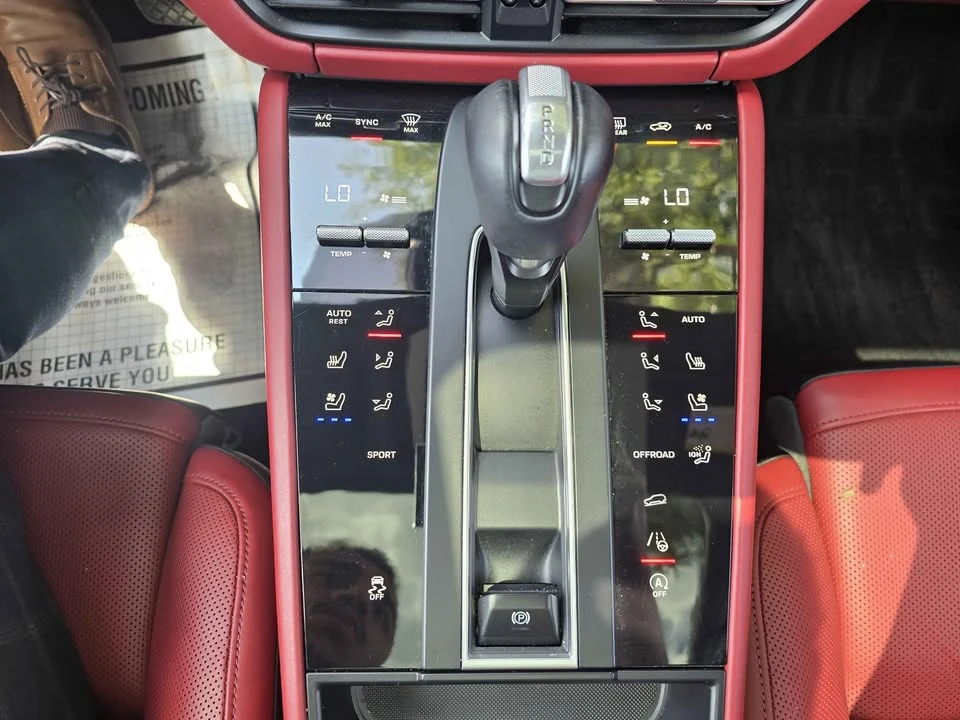 2023 Porsche Macan - Image 18 of 20