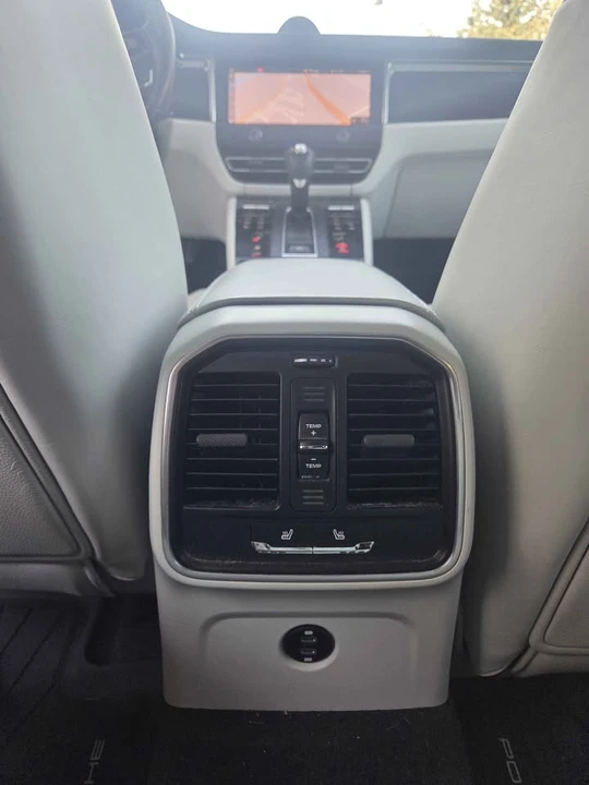 2023 Porsche Macan - Image 18 of 19