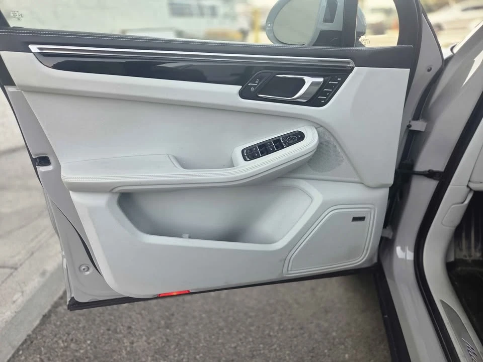 2023 Porsche Macan - Image 10 of 19