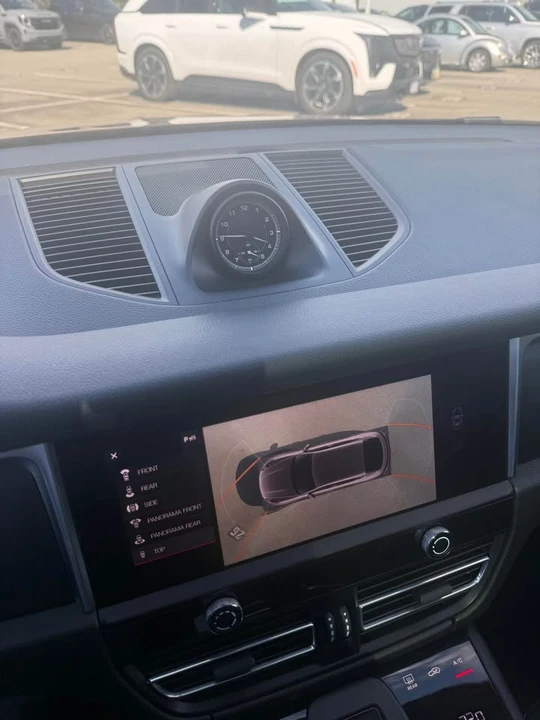 2023 Porsche Macan - Image 12 of 13