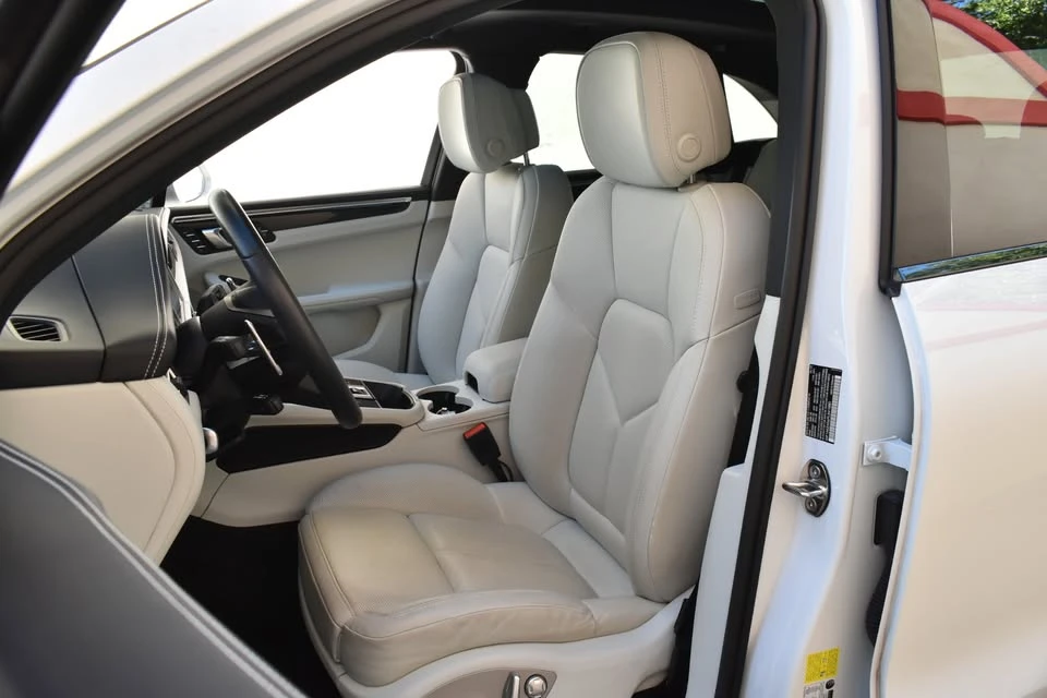 2023 Porsche Macan - Image 15 of 20