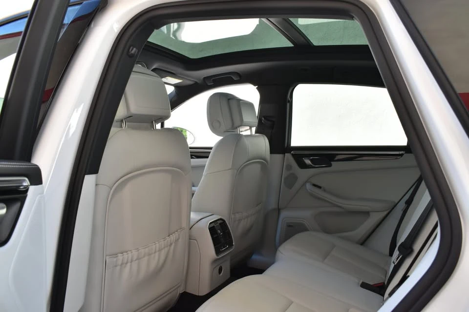 2023 Porsche Macan - Image 17 of 20