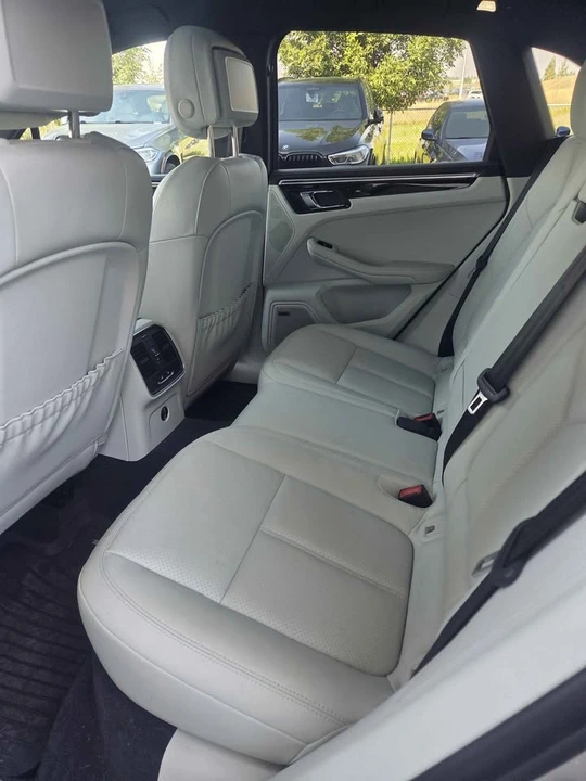2023 Porsche Macan - Image 17 of 19