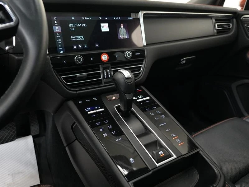 2023 Porsche Macan - Image 18 of 20
