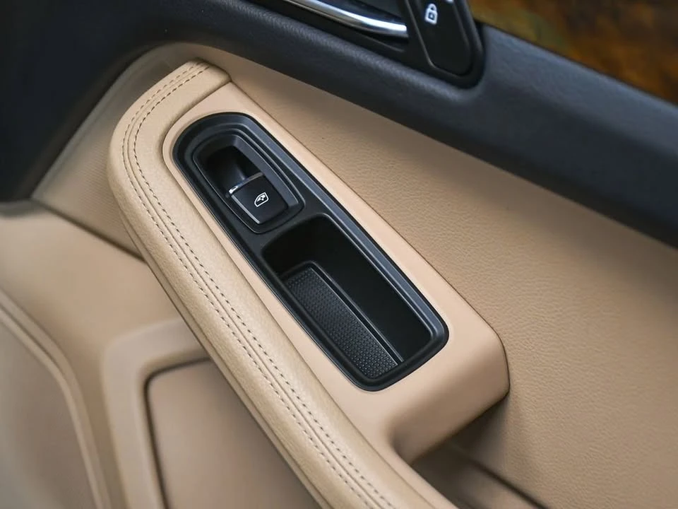 2023 Porsche Macan - Image 14 of 20