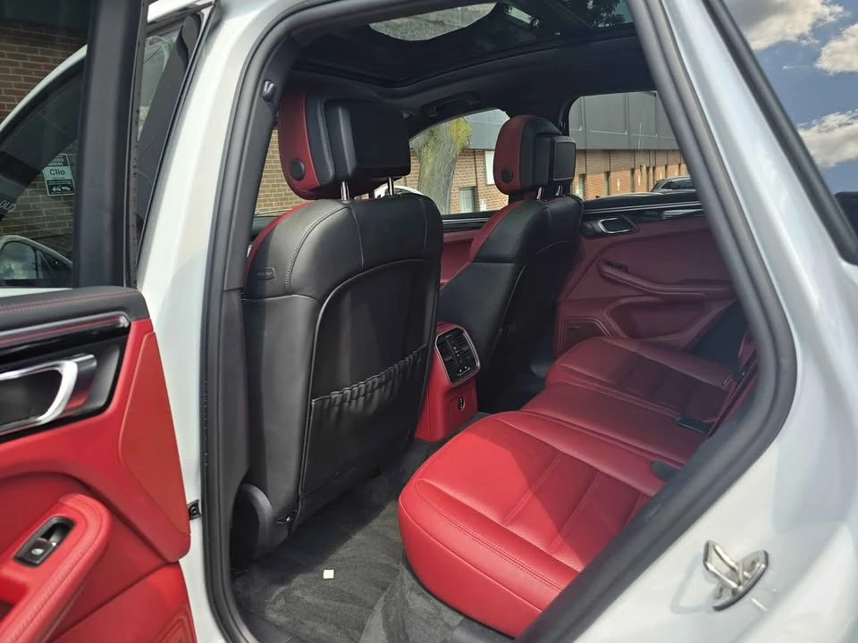 2023 Porsche Macan - Image 16 of 20