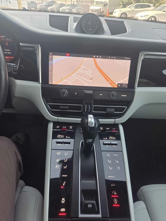 2023 Porsche Macan - Image 15 of 19