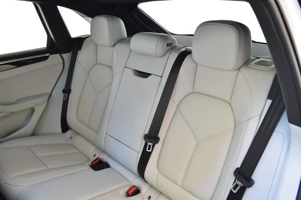 2023 Porsche Macan - Image 19 of 20