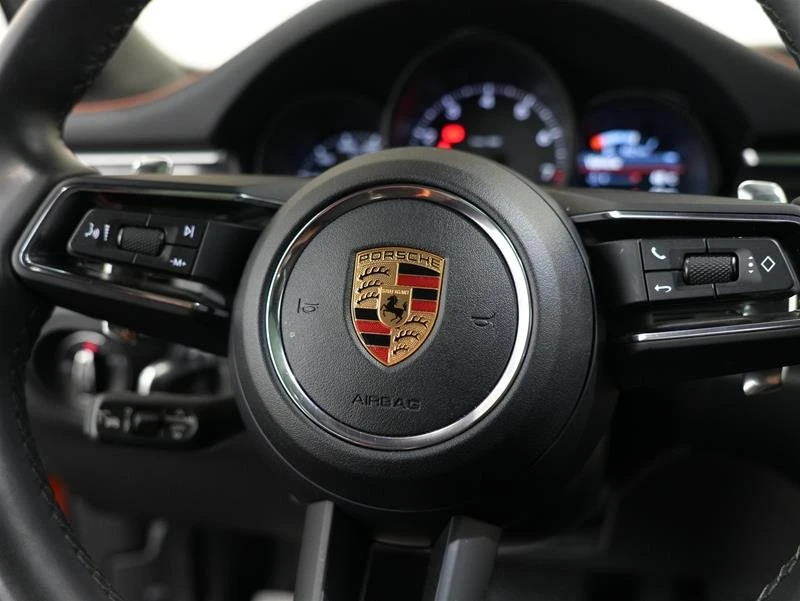 2023 Porsche Macan - Image 17 of 20