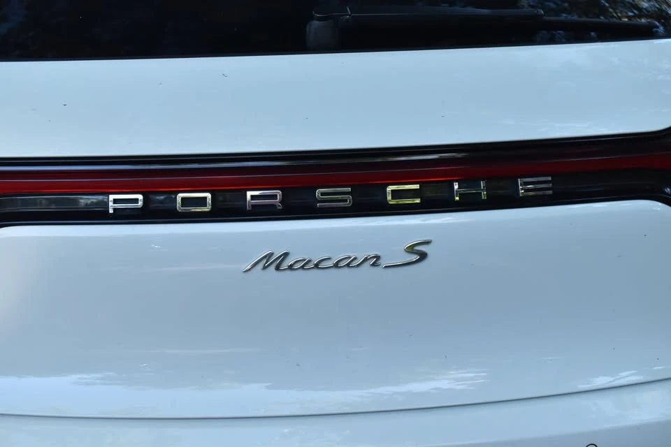 2023 Porsche Macan - Image 12 of 20