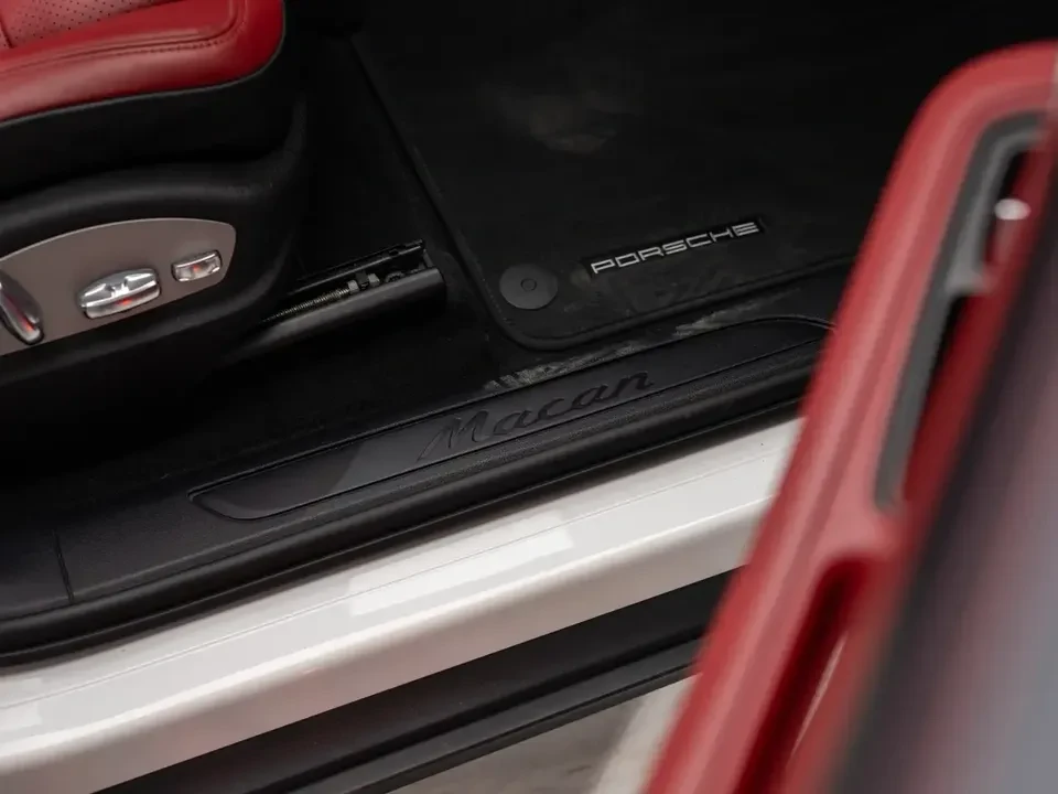 2023 Porsche Macan - Image 18 of 20