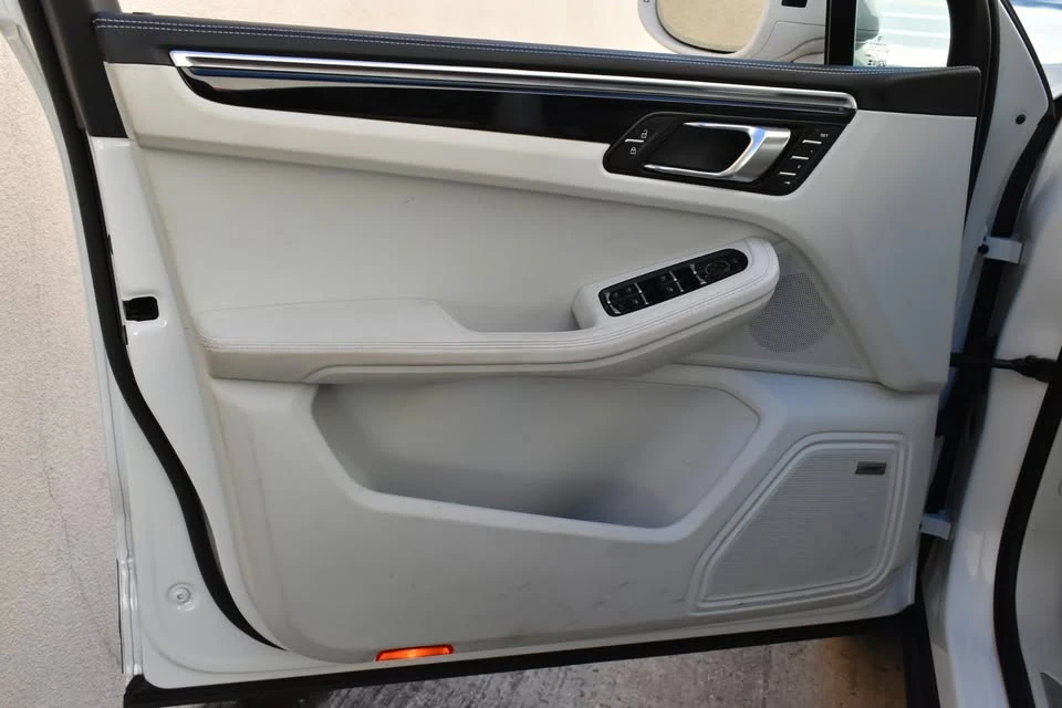 2023 Porsche Macan - Image 16 of 20