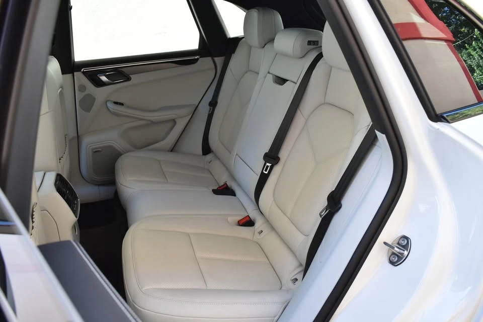 2023 Porsche Macan - Image 18 of 20