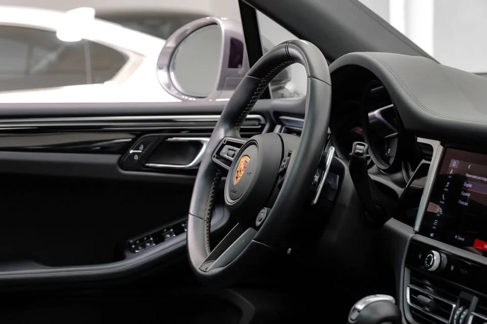 2023 Porsche Macan - Image 14 of 17