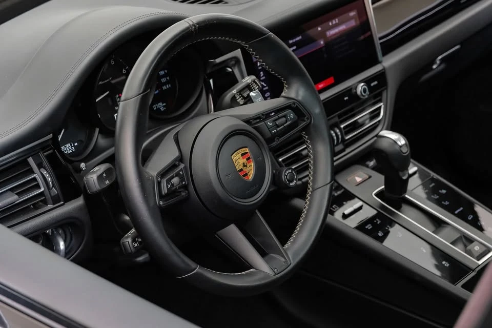 2023 Porsche Macan - Image 16 of 17