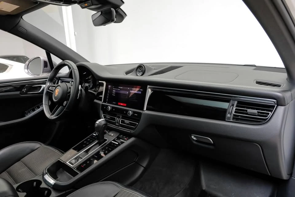 2023 Porsche Macan - Image 13 of 17