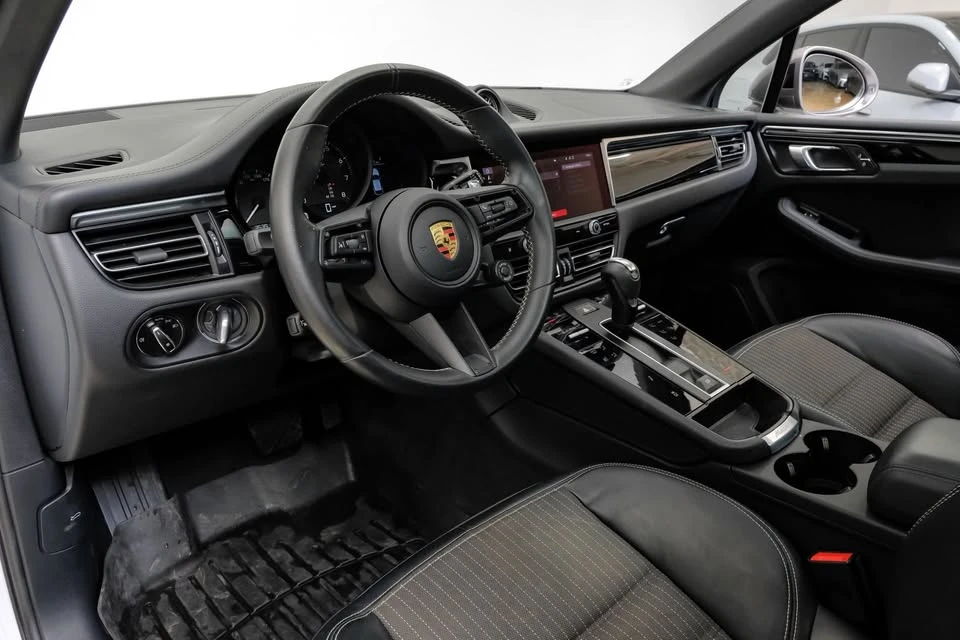 2023 Porsche Macan - Image 4 of 17