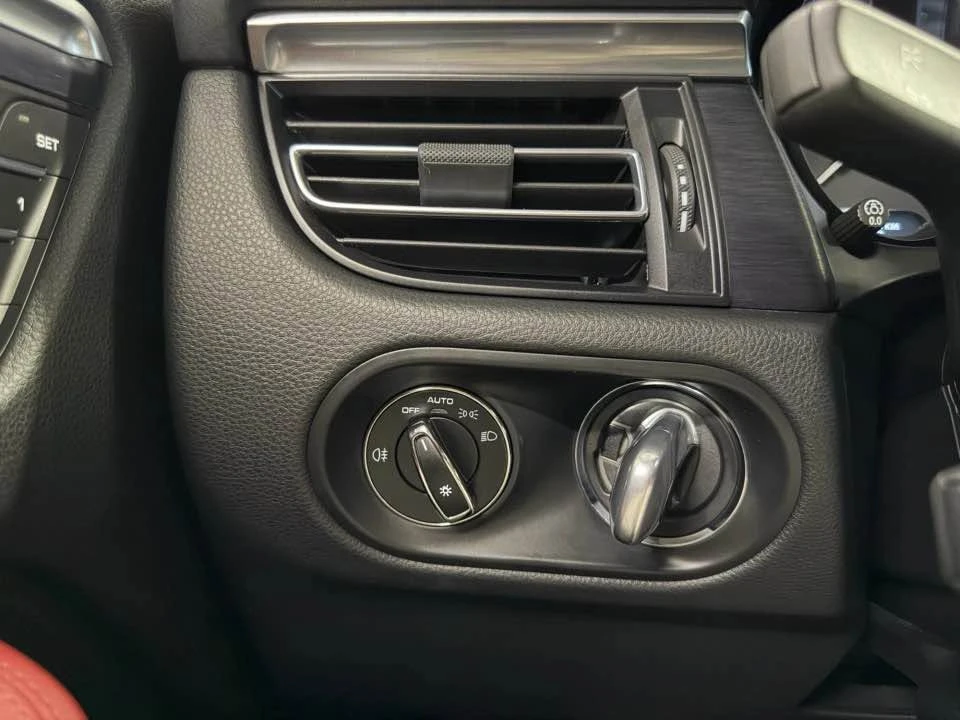 2023 Porsche Macan - Image 14 of 18