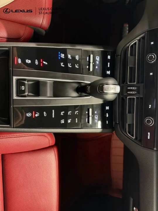 2023 Porsche Macan - Image 16 of 18