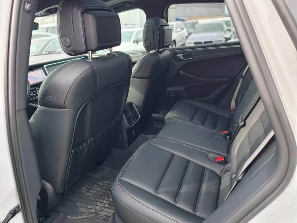 2023 Porsche Macan - Image 19 of 20