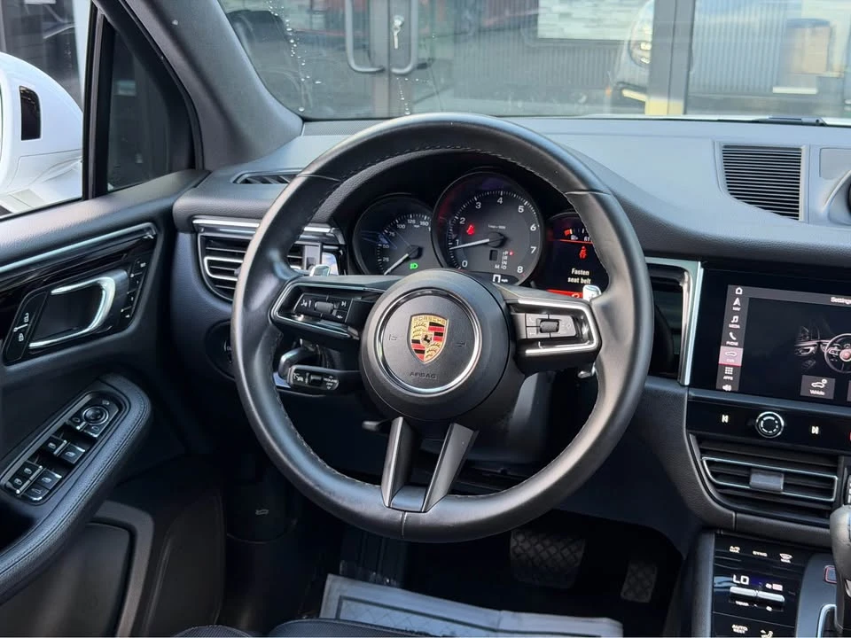 2023 Porsche Macan - Image 17 of 20