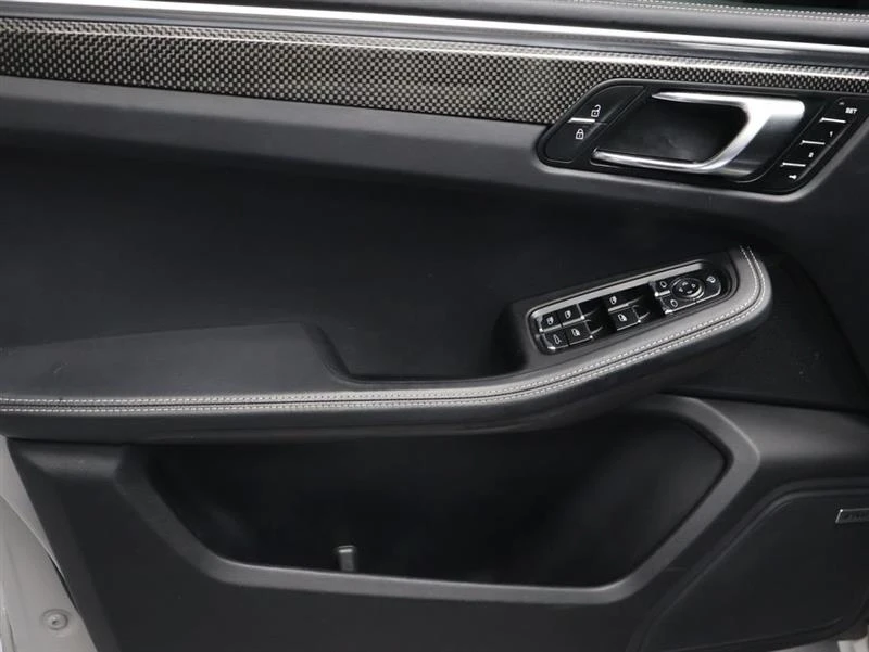 2023 Porsche Macan - Image 15 of 19