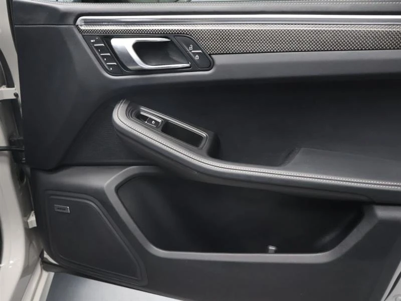 2023 Porsche Macan - Image 11 of 19