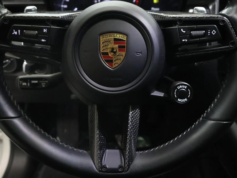 2023 Porsche Macan - Image 18 of 19