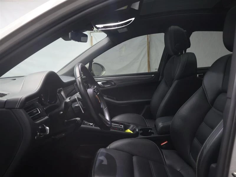 2023 Porsche Macan - Image 16 of 19
