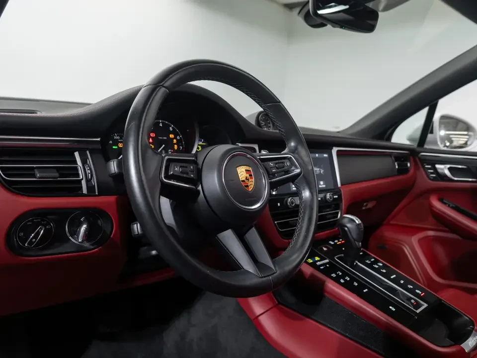 2023 Porsche Macan - Image 17 of 20