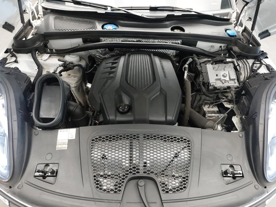 2023 Porsche Macan - Image 8 of 10