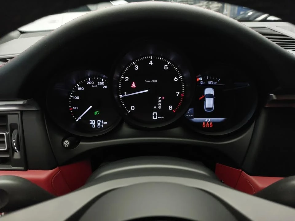 2023 Porsche Macan - Image 9 of 10