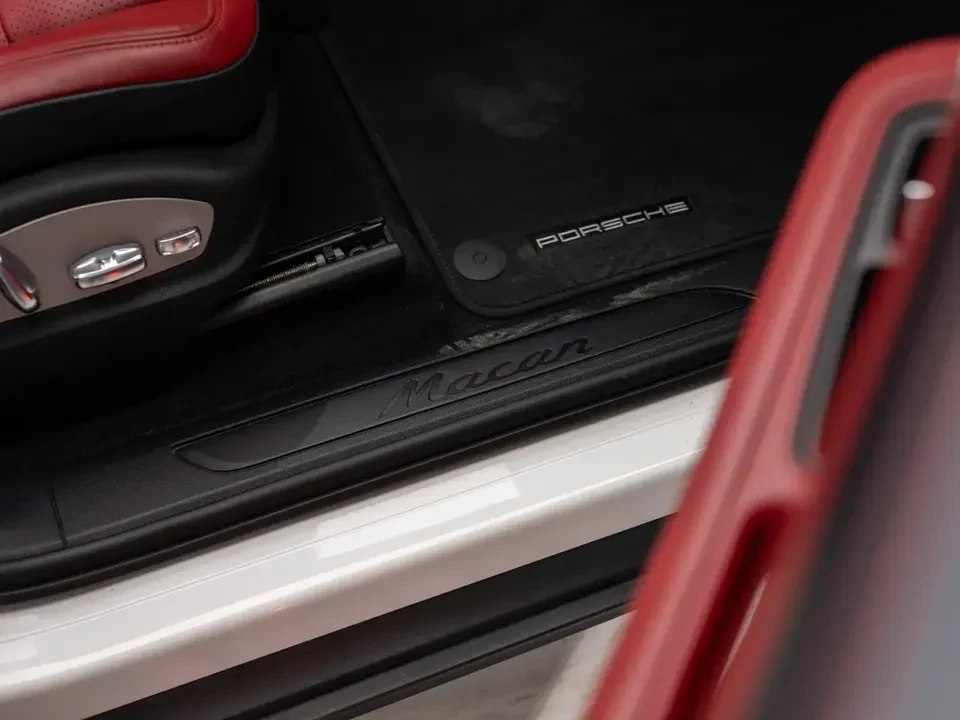 2023 Porsche Macan - Image 18 of 20