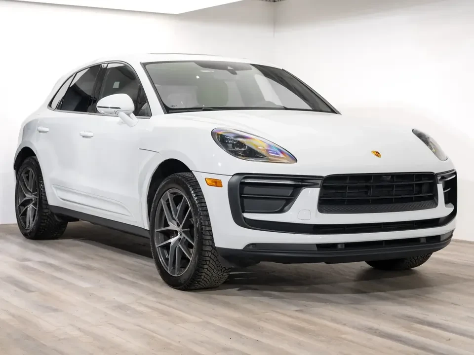 2023 Porsche Macan - Image 16 of 20