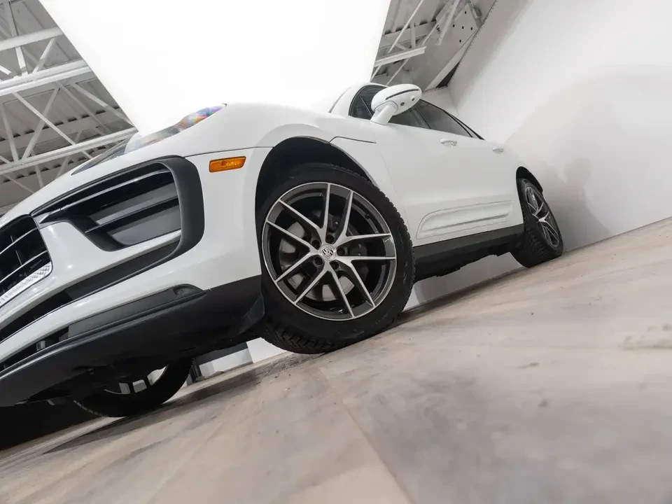 2023 Porsche Macan - Image 9 of 20