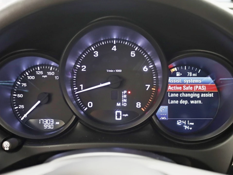 2023 Porsche Macan - Image 16 of 21