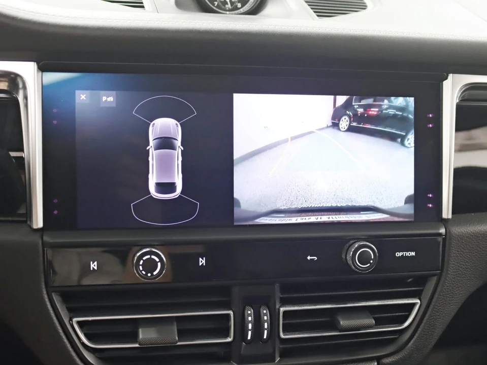 2023 Porsche Macan - Image 18 of 21