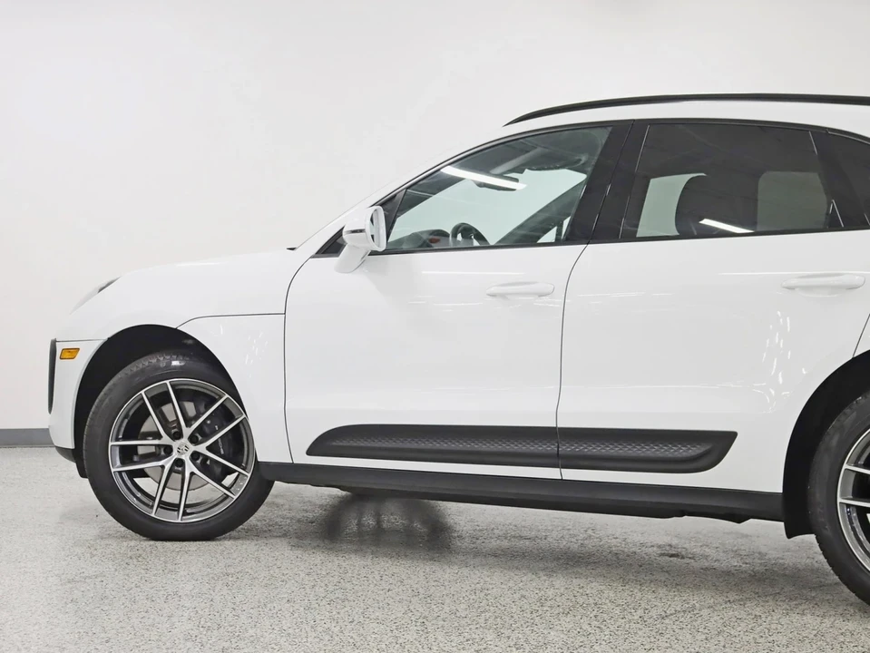 2023 Porsche Macan - Image 11 of 21