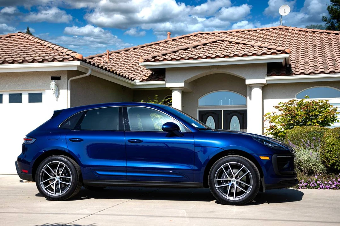 2023 Porsche Macan - Image 2 of 12