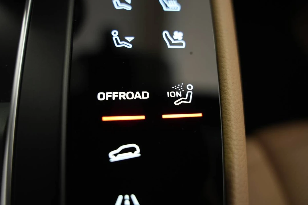 2023 Porsche Macan - Image 8 of 12
