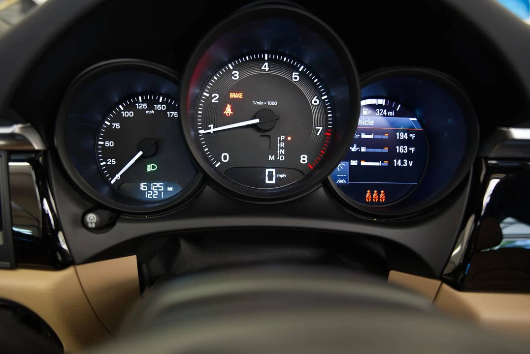 2023 Porsche Macan - Image 9 of 12