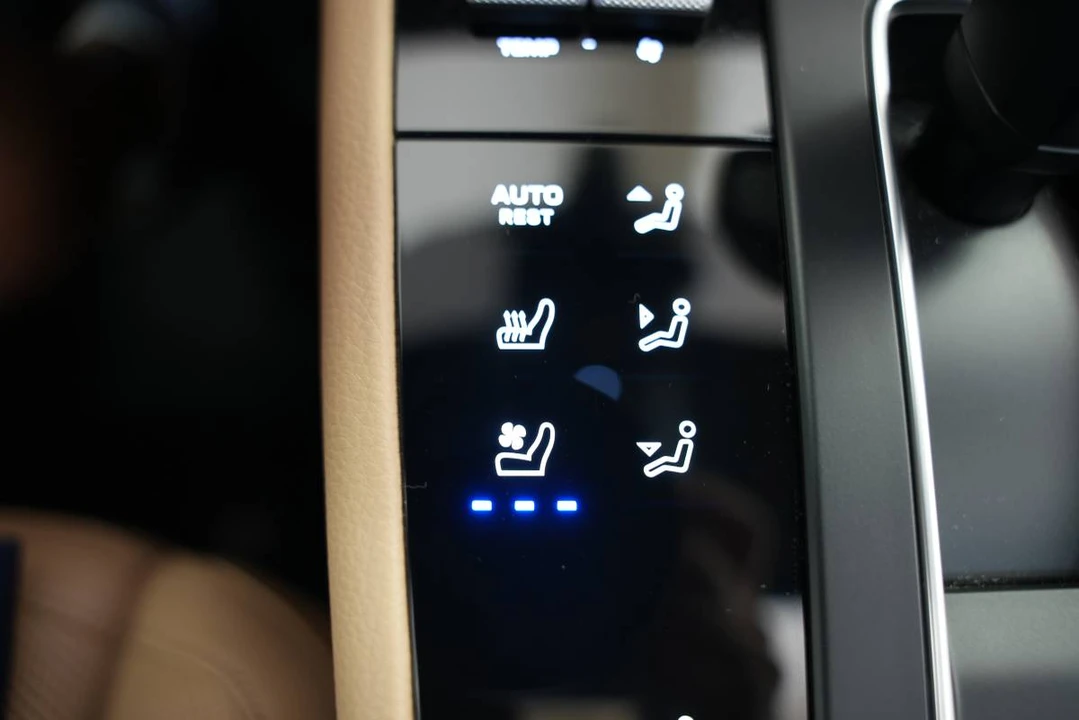 2023 Porsche Macan - Image 6 of 12