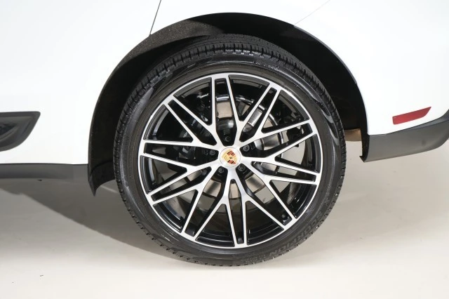 2023 Porsche Macan - Image 19 of 21
