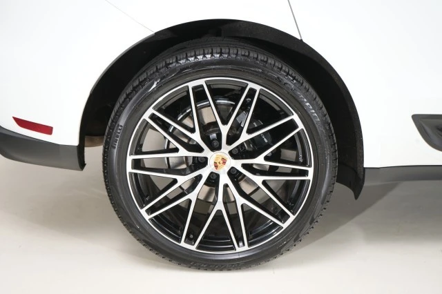 2023 Porsche Macan - Image 20 of 21