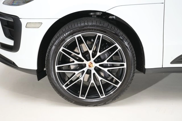 2023 Porsche Macan - Image 18 of 21