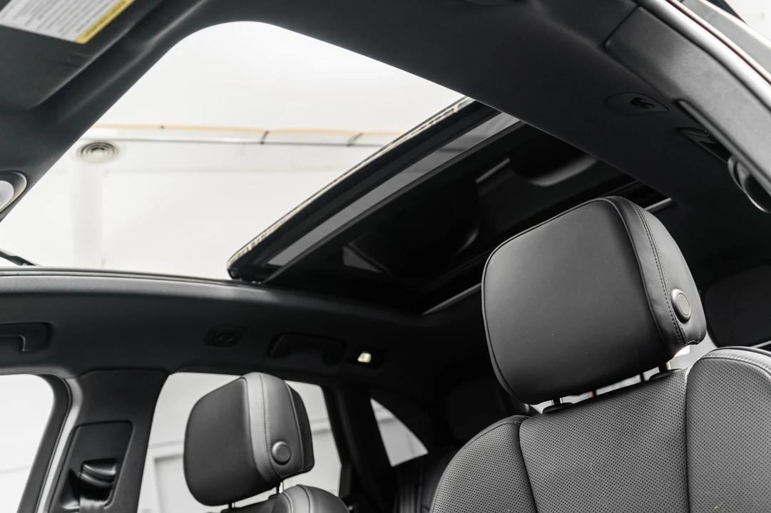 2023 Porsche Macan - Image 18 of 21