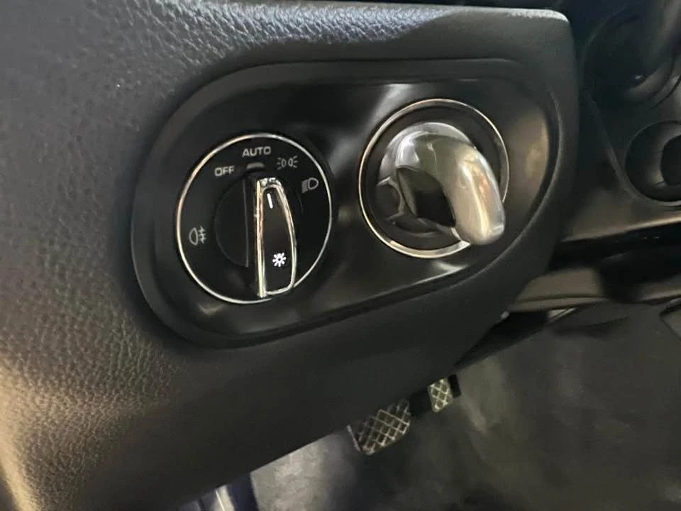 2023 Porsche Macan - Image 13 of 16