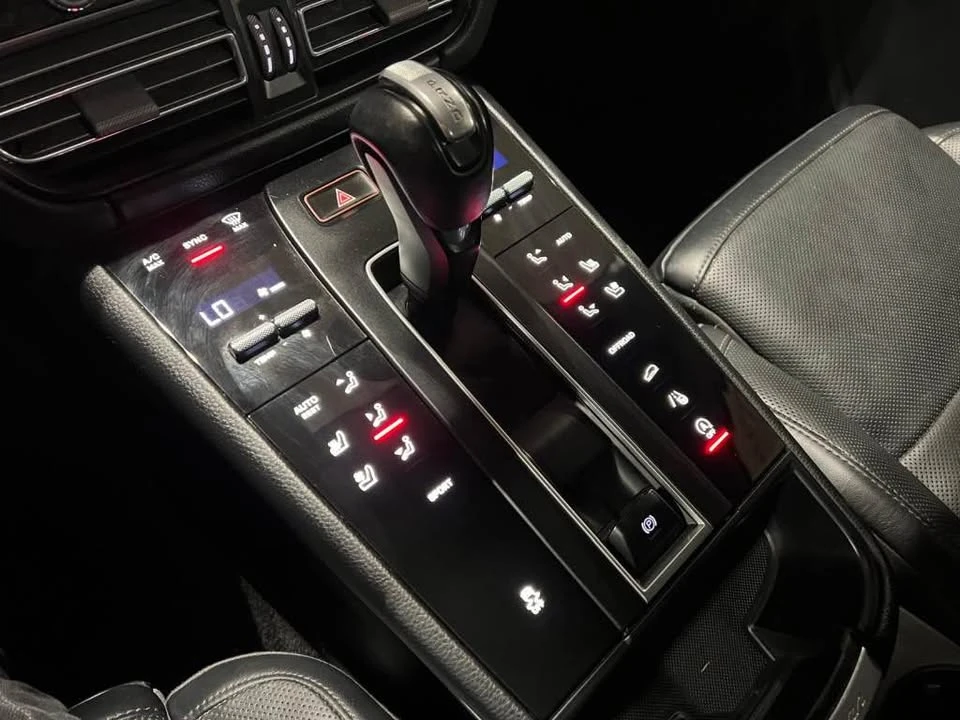 2023 Porsche Macan - Image 10 of 16